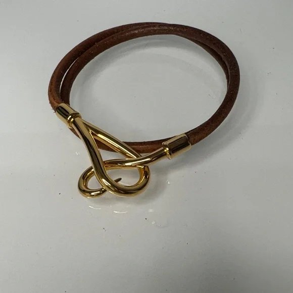 🔥 Hermès Leather Wrap Bracelet – Brown & Gold Hook Clasp – Authentic & Chic 🔥 - Picture 3 of 8